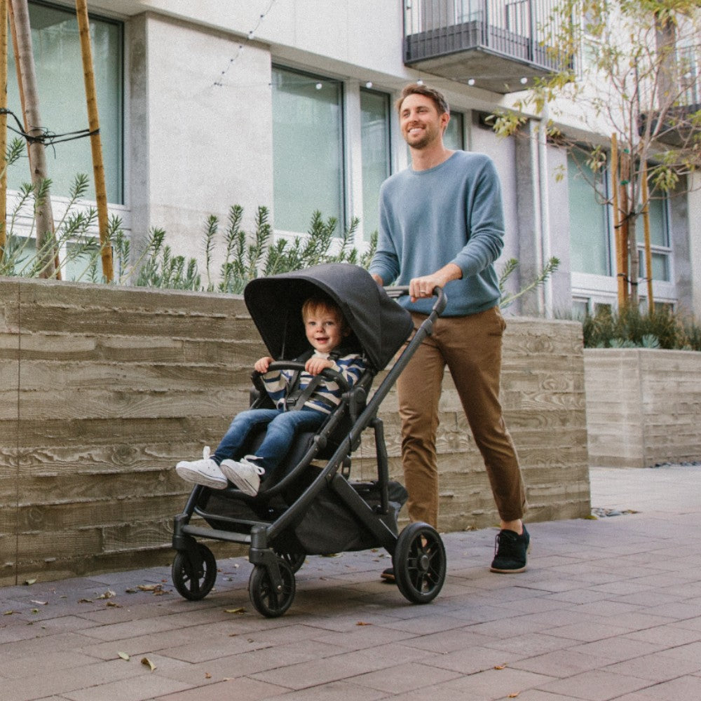 Carriola UPPAbaby Cruz V2 Jake: Mango Telescópico, Asiento Reversible y Toldo Expandible con Protección UPF 50+